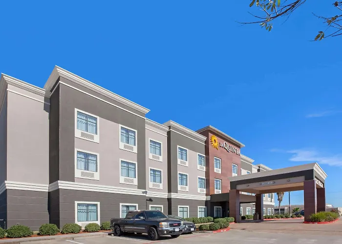 La Quinta Inn & Suites by Wyndham Pasadena North